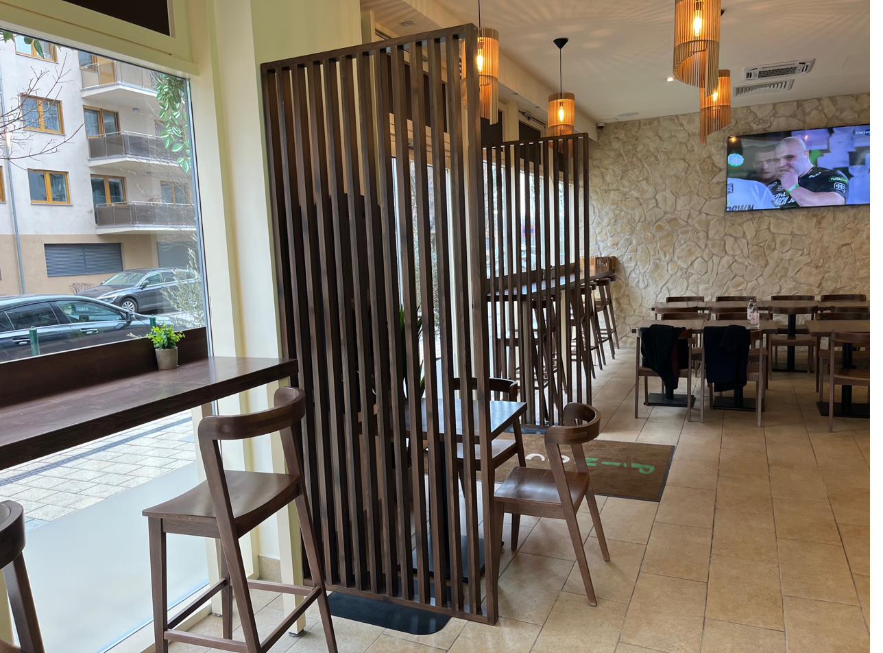 Parete divisoria mobile a lamelle in una pizzeria